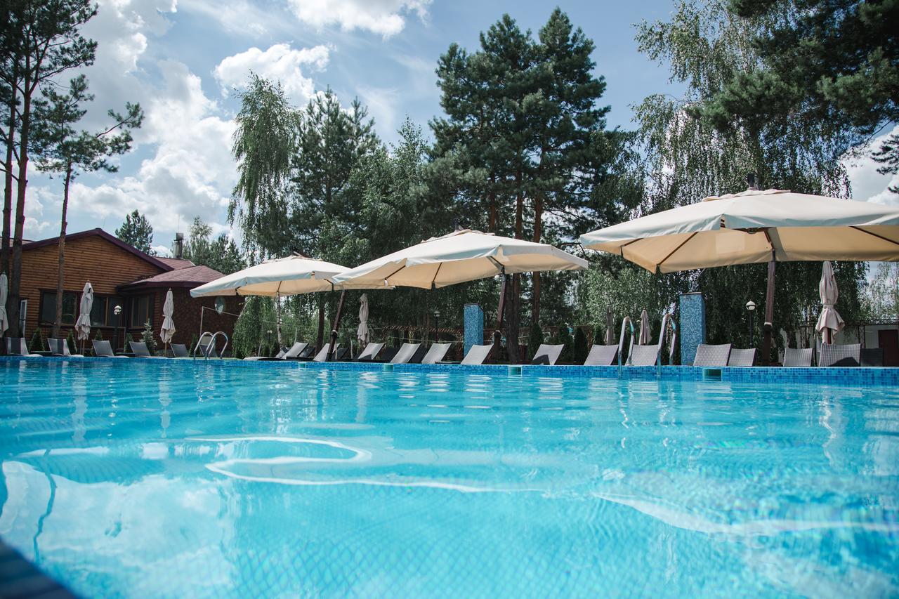 Загородный Отельно-Ресторанный Комплекс "Четыре Сезона" Pylypovychi Exterior foto